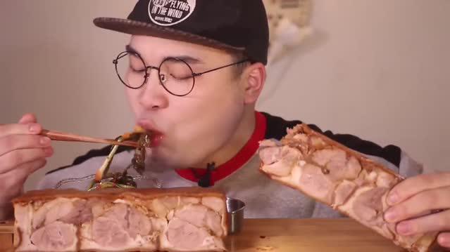韩国胖子吃特色火腿肉,大口大口吃肉,吃相真享受!