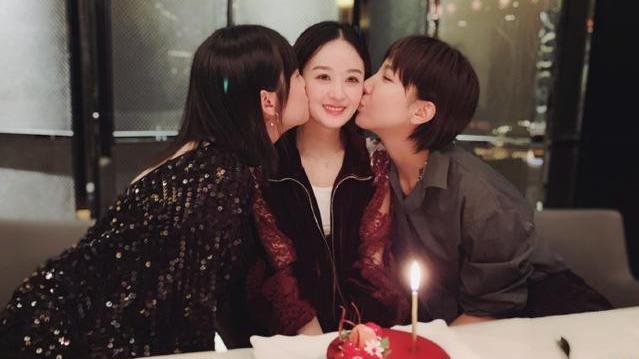 闺蜜晒赵丽颖庆生照，三姐妹大玩亲亲！
