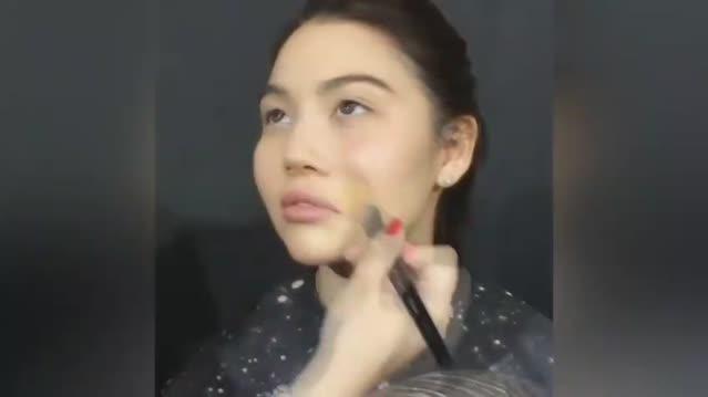 一个人演完延禧攻略的这位仿妆博主名叫丁兰,