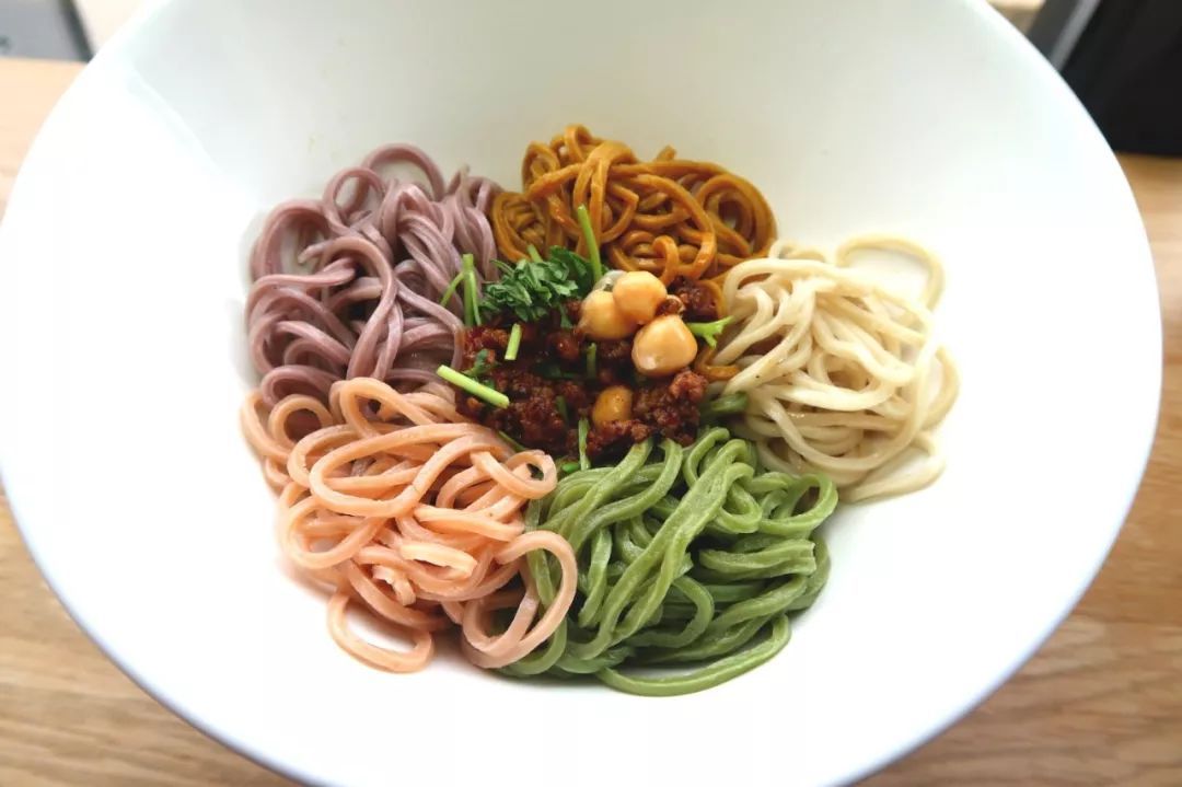 而看到健康五彩面时,收集君第一反应是这个特别适合传instagram(真的