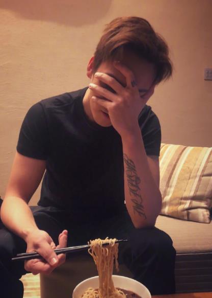 戏外的老九门张启山吃泡面张日山在浴缸里显露龙头纹身