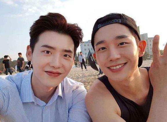 李钟硕和谁合照都很官方,唯独和图6一起,颜值不相上下啊!