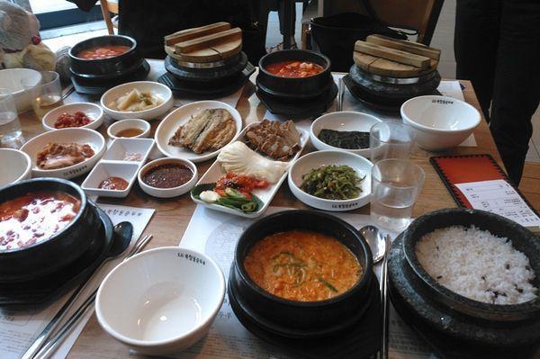 去韩国朋友家吃饭, 一桌子的菜, 我下不去口!