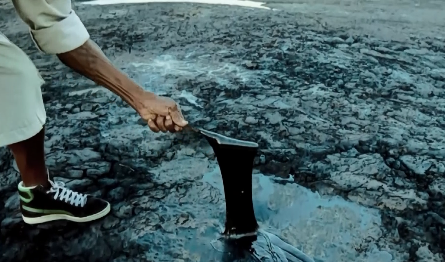 很多人称这个湖泊是动物杀手,人类却从里面运走了9000万吨沥青|沥青湖