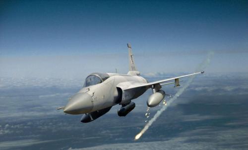 中国新枭龙战机出口价格低的让整个军火市场动荡, 美头痛不已