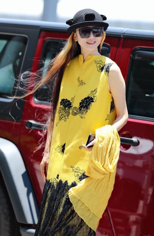 杨丽萍这身穿搭既可爱又名族风果然是不老女神啊
