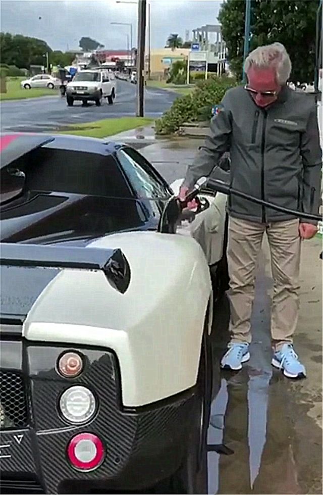 加油站偶遇一辆2500万帕加尼,看到车主时,没想到是一位大爷!