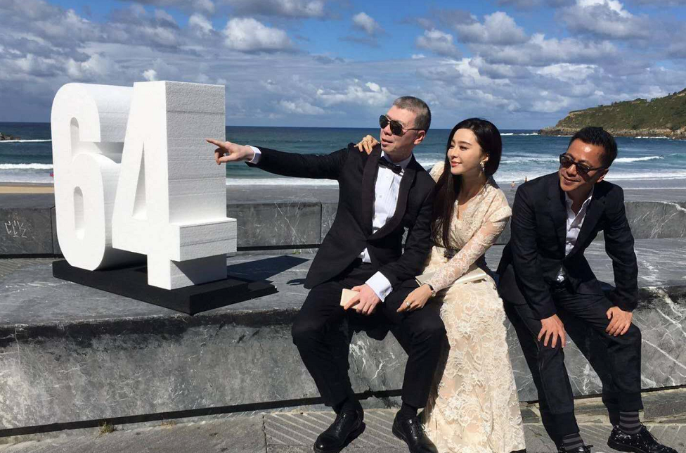 冯小刚私照再被曝范冰冰的手怎么放在这网友他的表情好享受