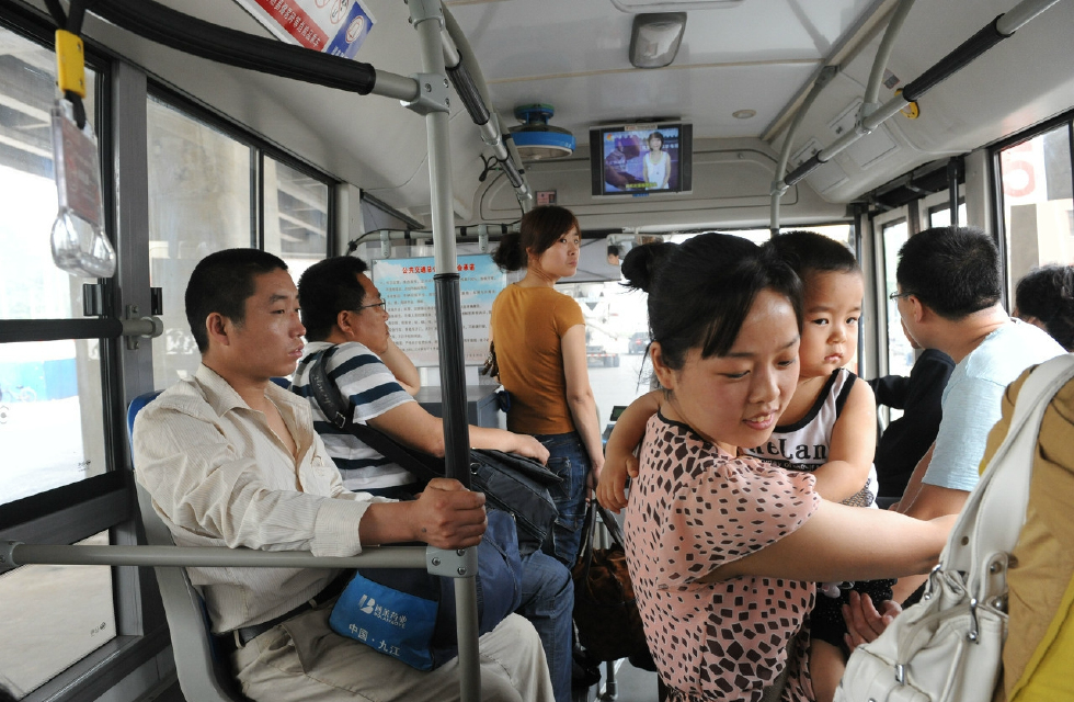 為什麼越來越多的年輕人坐公交車有座位都不去坐呢,原因很現實