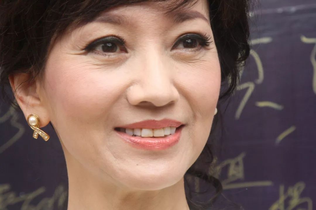 48岁李嘉欣曾穿一身红裙尽显女神气质,然而看到未修图一秒尴尬!