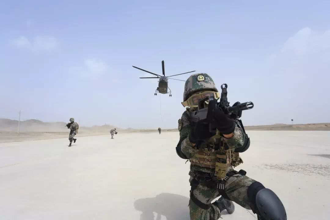 近日,南部战区微信公号又发表了一批解放军空中突击旅的训练照片,近