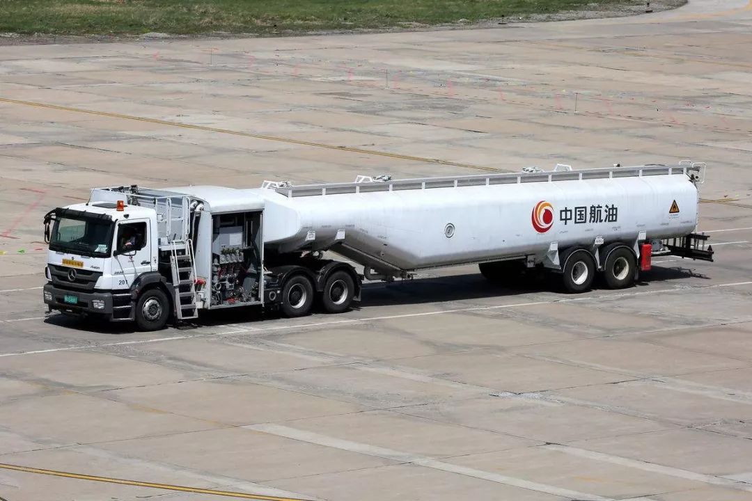罐式加油车主要用于没有地下加油管线的中小型机场,罐式加油车具有