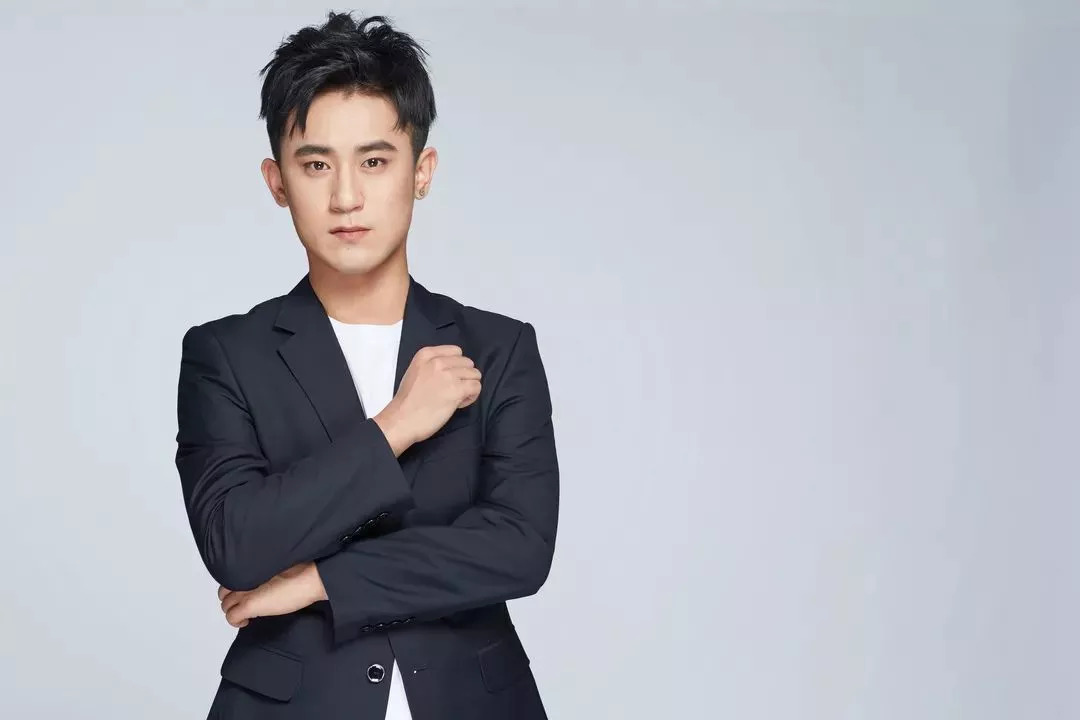 刘明远与搭档配合十分默契,台上反应机敏,冷幽默是他在台上最厉害的