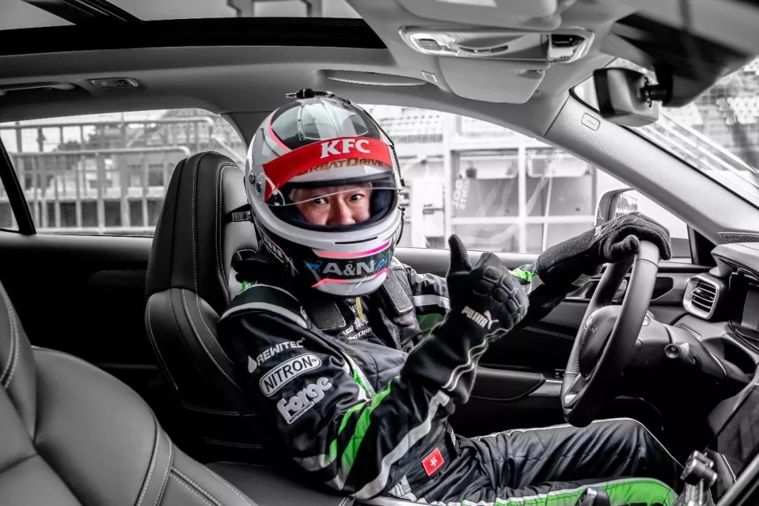 台全原装的suv,接下来还得交由香港著名前辈级车手李万祺先生进行测试