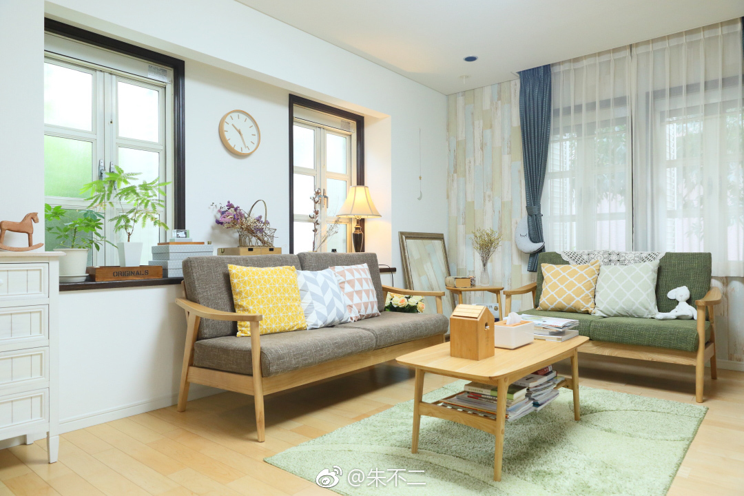 前阵子一位在东京的家居达人的朋友送我一盏灯和几个花瓶