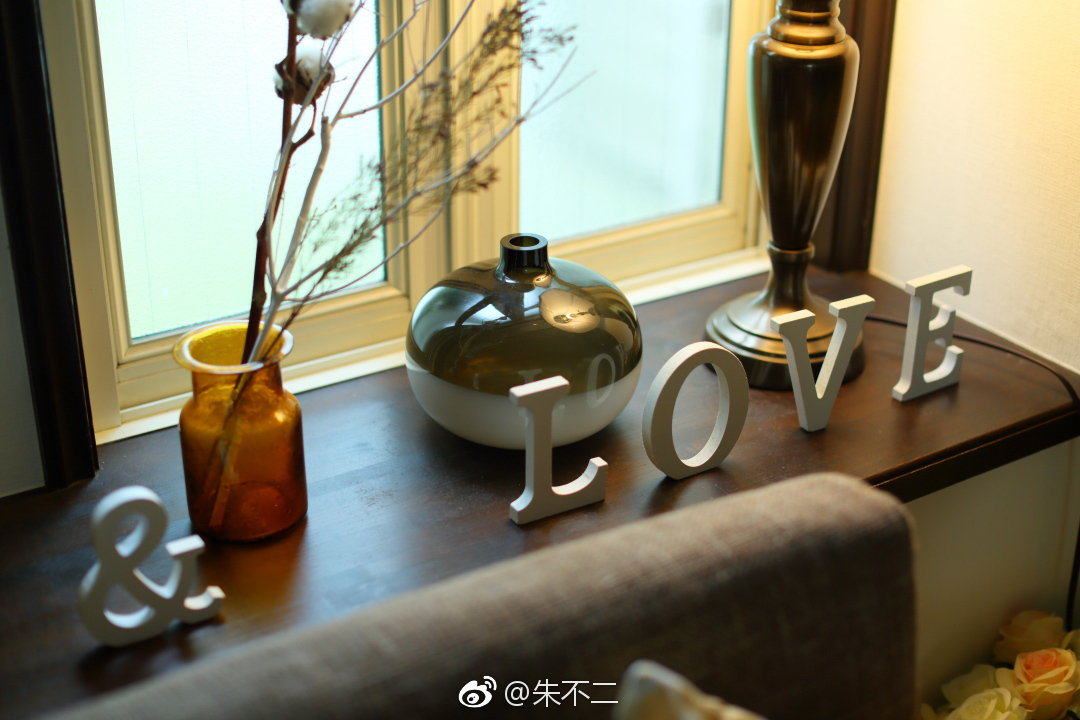 前阵子一位在东京的家居达人的朋友送我一盏灯和几个花瓶