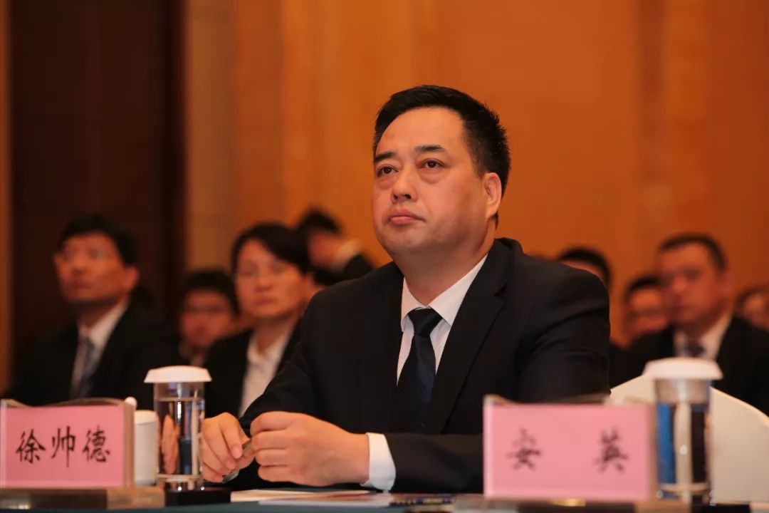 中外管理杂志社副社长李翼,蓝海酒店集团党委书记安英,蓝海酒店管理