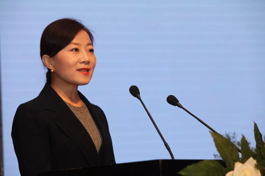 中外管理杂志社副社长李翼,蓝海酒店集团党委书记安英,蓝海酒店管理