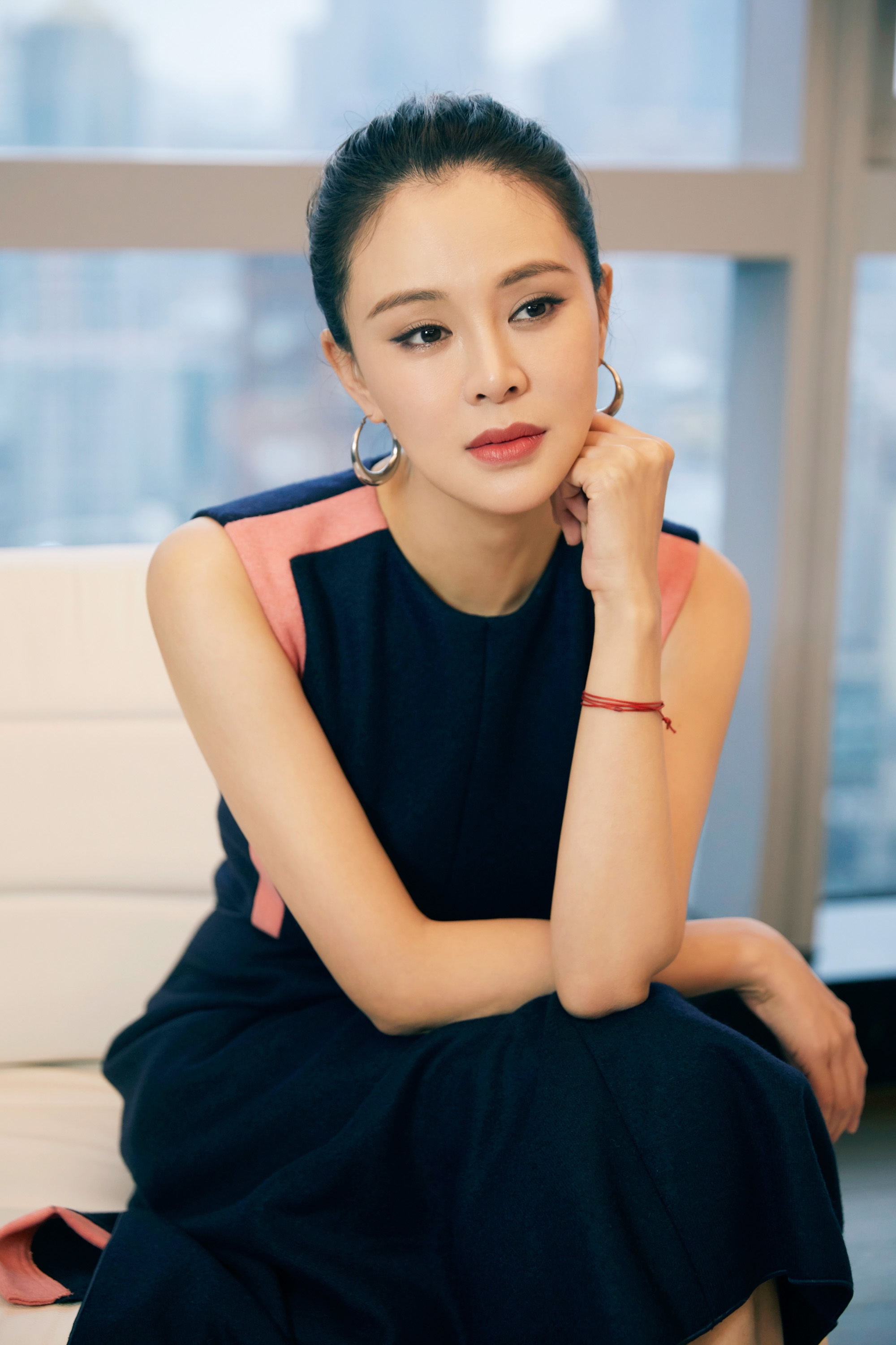 关悦亮相成都国际时尚周 造型百变酷雅兼具