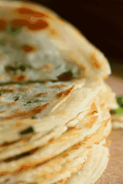 用饺子皮儿做的葱油饼,鲜香酥脆,还不用和面,也太好吃了吧!