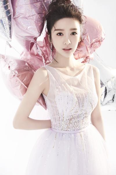 和演员这一块,在《如懿传》之前,王小橙参演过的也只有简单的两部电影