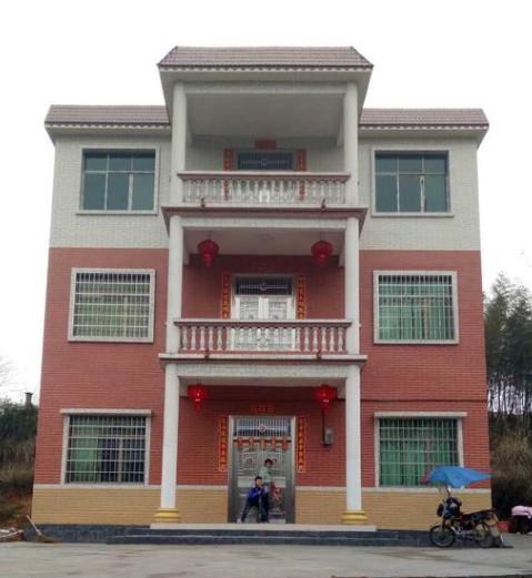 农村3层30万建的房子,门口罗马柱最霸气,你感觉如何?