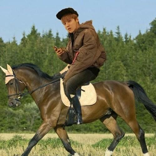 明星骑马照:热巴可爱,鹿晗搞笑,最后一张承包了我一年的笑点!