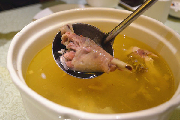 带女友回父母家,她吃了两个鸡腿,正要吃鸡翅,我妈下了逐客令