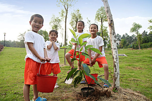 蹴鞠,在唐代成为寒食清明时节与荡秋千一样流行的风俗活动.