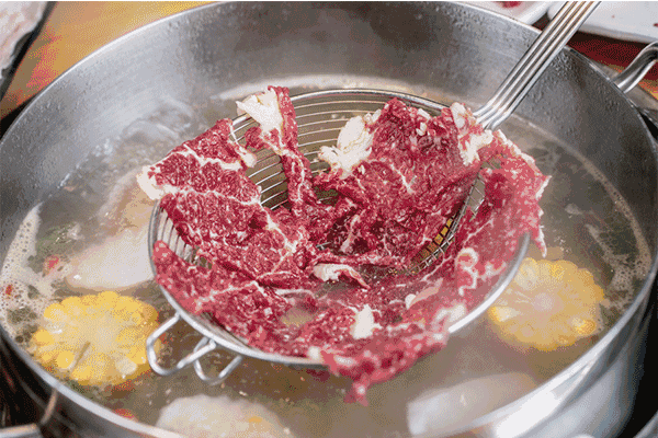 现切的牛肉够新鲜!这火锅到底怎么吃?锅底竟然像一道菜!