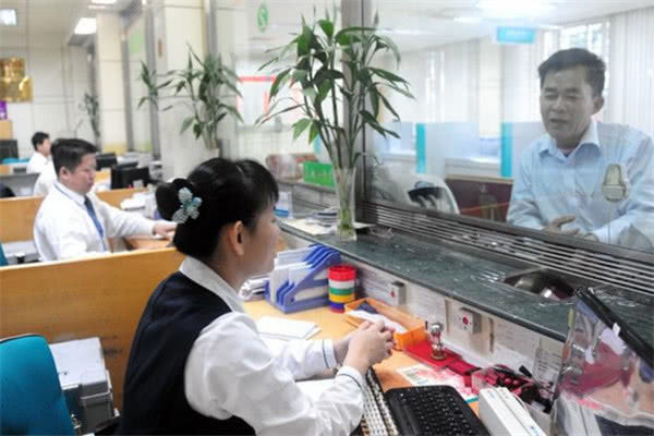 柜台之前都要把现金当面点清,一旦离开之后出现什么问题的话,就和银行