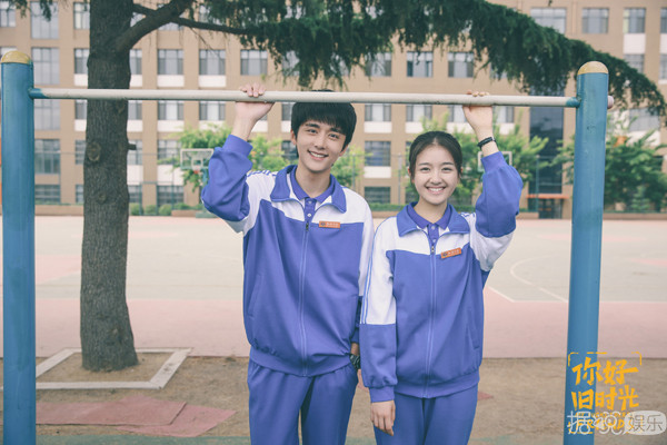 易烊千玺大学想谈恋爱?粉丝看到他的漂亮女同