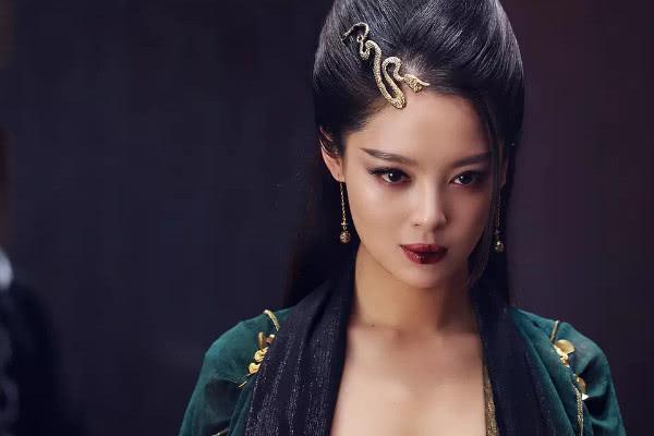 辛芷蕾在剧中饰演的是一位倾国倾城的女子,她叫美杜莎,是萧炎的妻子之