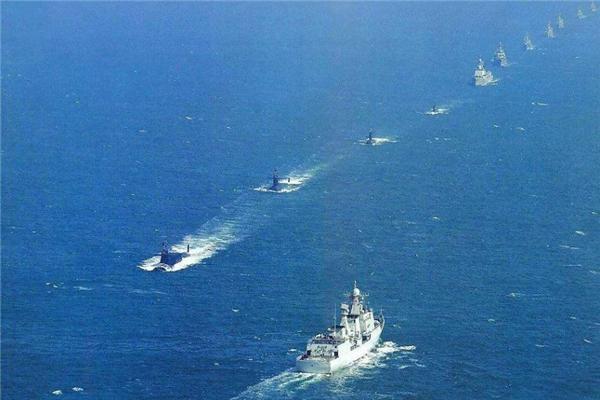 中国海军东海亮剑!"双龙"编队携数百枚导弹,气势雄壮威武!