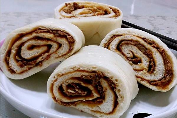 做肉卷很快,比包子要简单,比馒头还好吃,又香又软