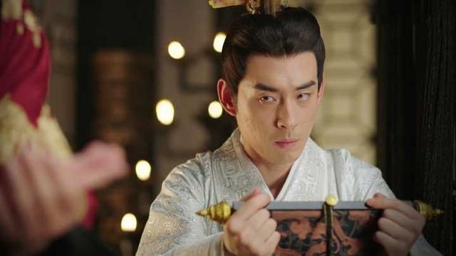 虽然没有台词,但我看到了一个思母心切,渴望母爱的儿子,让人心疼.