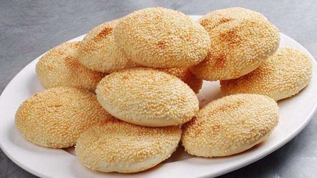 五香芝麻烧饼,不用烤箱,做法比例详细,外酥里软,咬一口直掉渣
