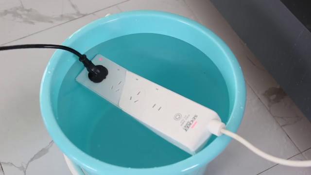 中国80后造水下插座,水中徒手接电,让水不导