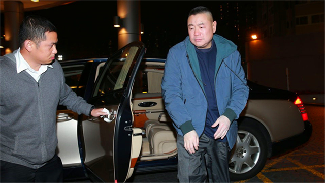 刘銮雄与甘比私密约会,娇羞妩媚令大刘开心,可这次确实前妻赢了