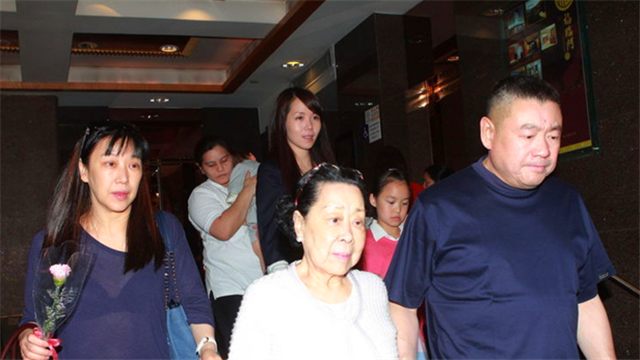 刘銮雄与甘比私密约会,娇羞妩媚令大刘开心,可这次确实前妻赢了