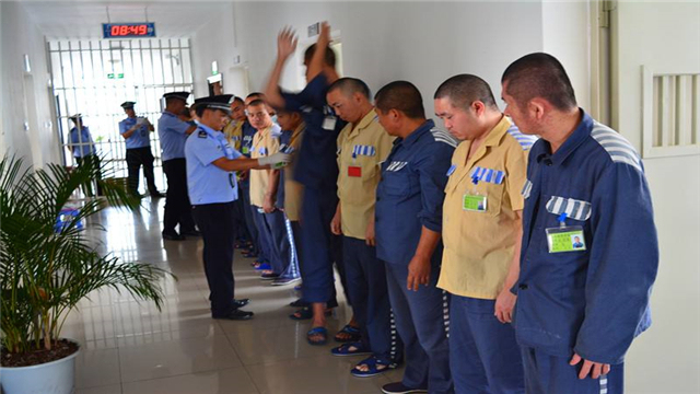 监狱里的无期犯人,在监狱里都在干什么?他们还有机会出狱吗?