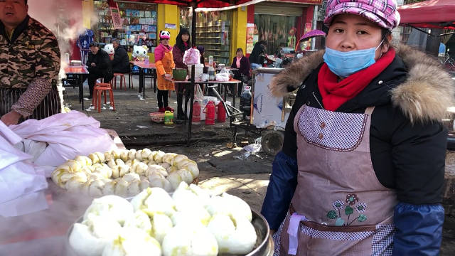 乾县临平古会,羊肉包子一笼10块钱,大哥一天能卖五六袋面呢