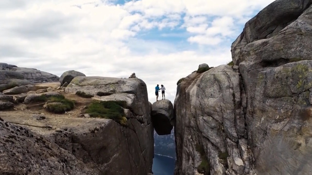 曾经以为石头下面是万丈深渊|悬崖|石头|万丈深渊_新浪新闻