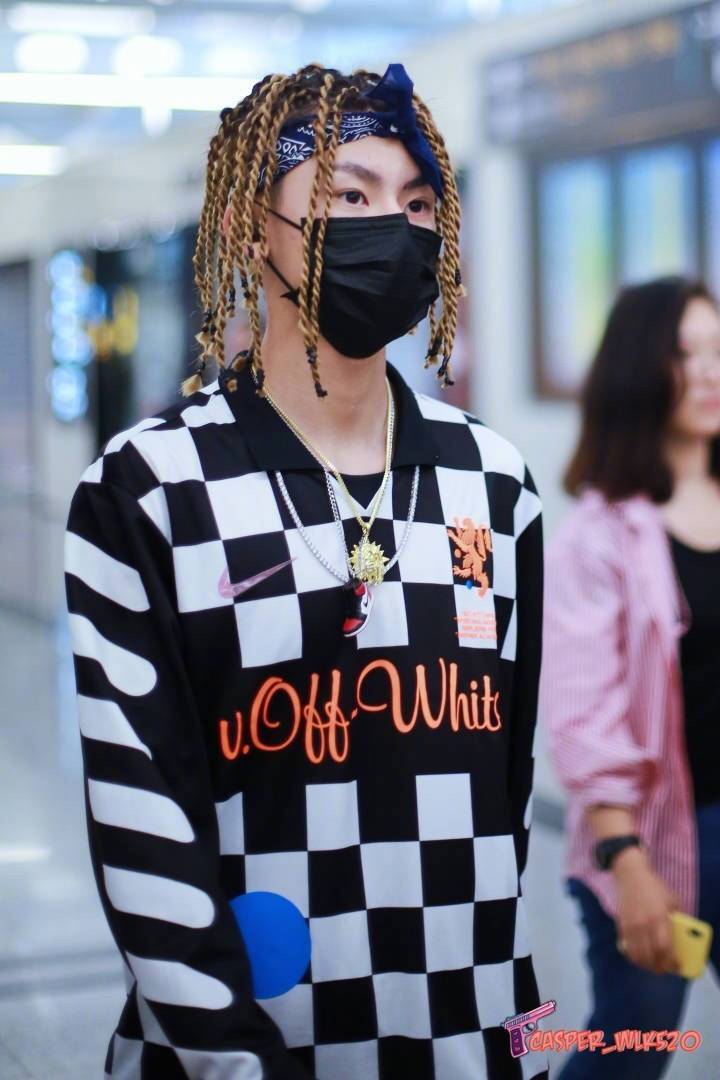 小鬼王琳凯 机场一身黑白格子卫衣搭配脏辫,走路带风,气场强大的酷盖