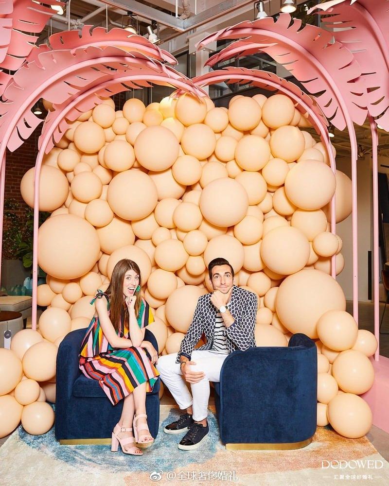 为大家整理了一些轻松有趣的合影区背景设计