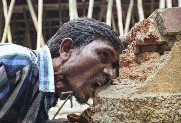 不可思议的6种"异食癖",中国大妈把柴油当饮料喝?高手在民间