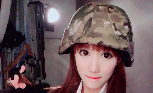 lol主播南波儿晒绝地求生照,被网友挑衅:敢发素颜照吗