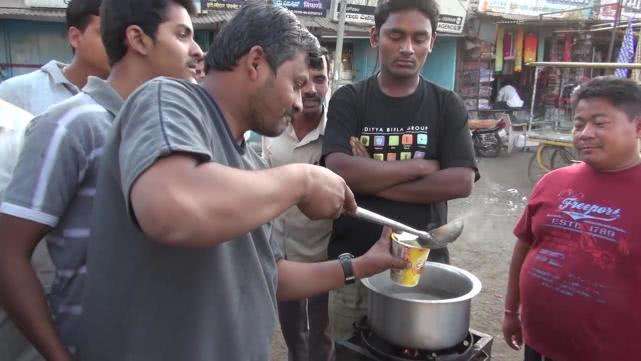 小伙伴们,对于印度人吃方便面对此有什么想要说的呢?