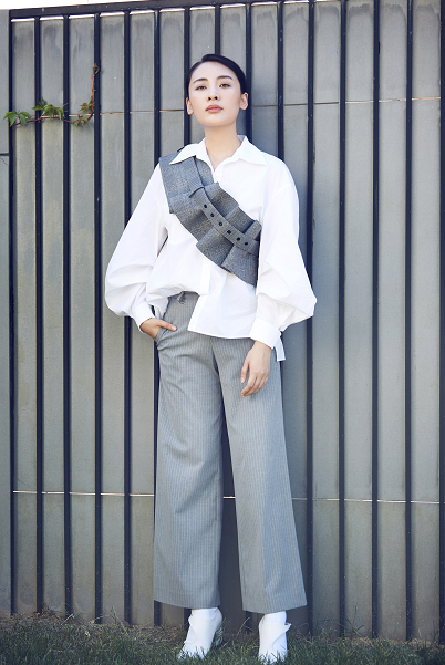 陈维涵百变街拍再上线 玩转白衬衫演绎千面时尚