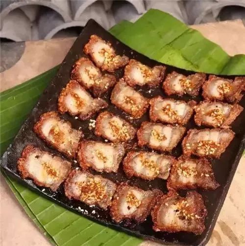 独龙族瓦片烤肉前山民外出打猎,会随身携带. 来自美食翁 - 微博